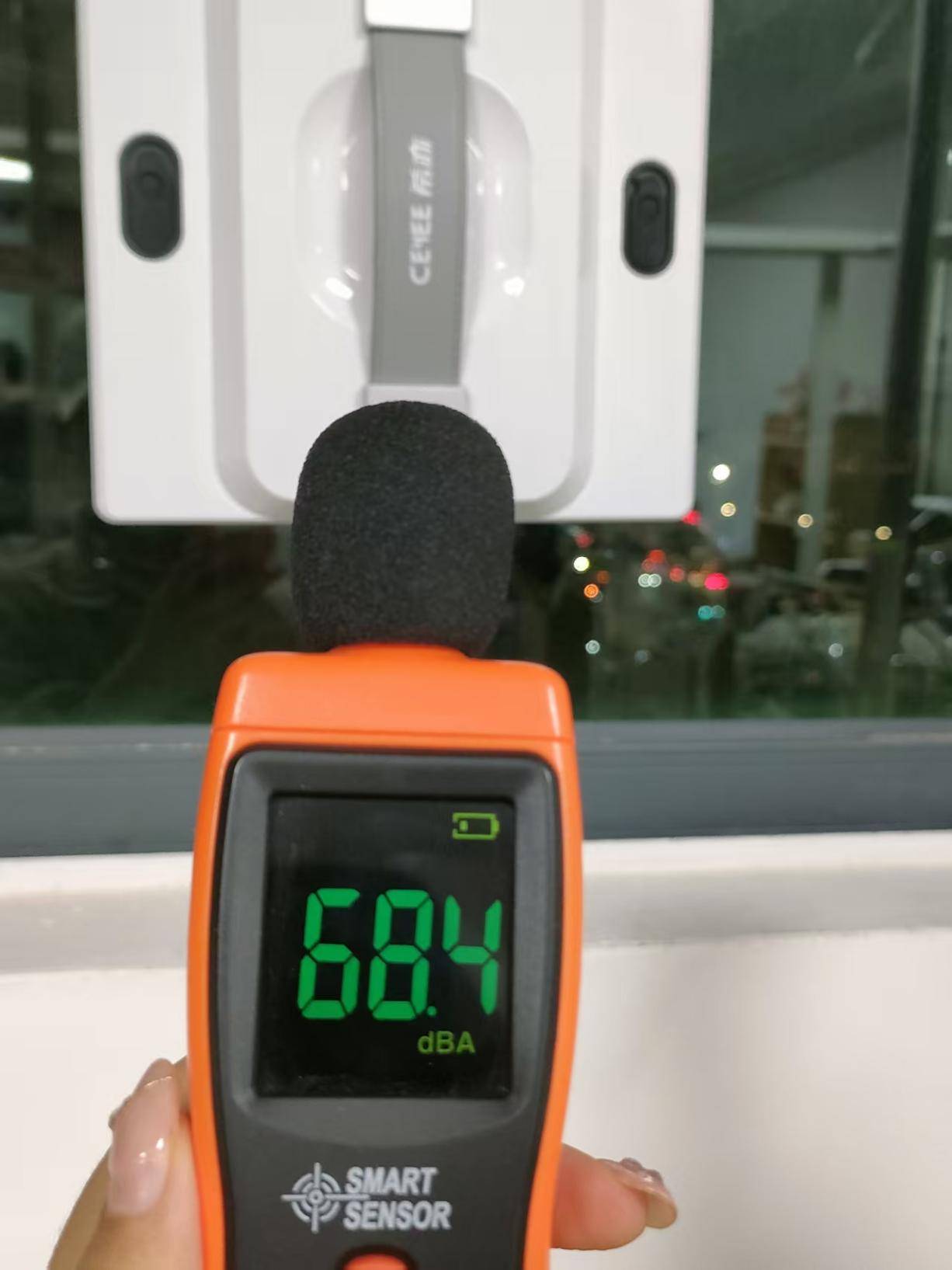 擦窗机器人横评：玻妞388好用吗？希亦W1、小狗W7百元到千元级实测对比