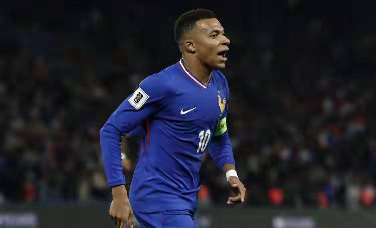 皇马的尴尬局面：姆巴佩孤身奋战，全力备战世界杯，引发争议不断！