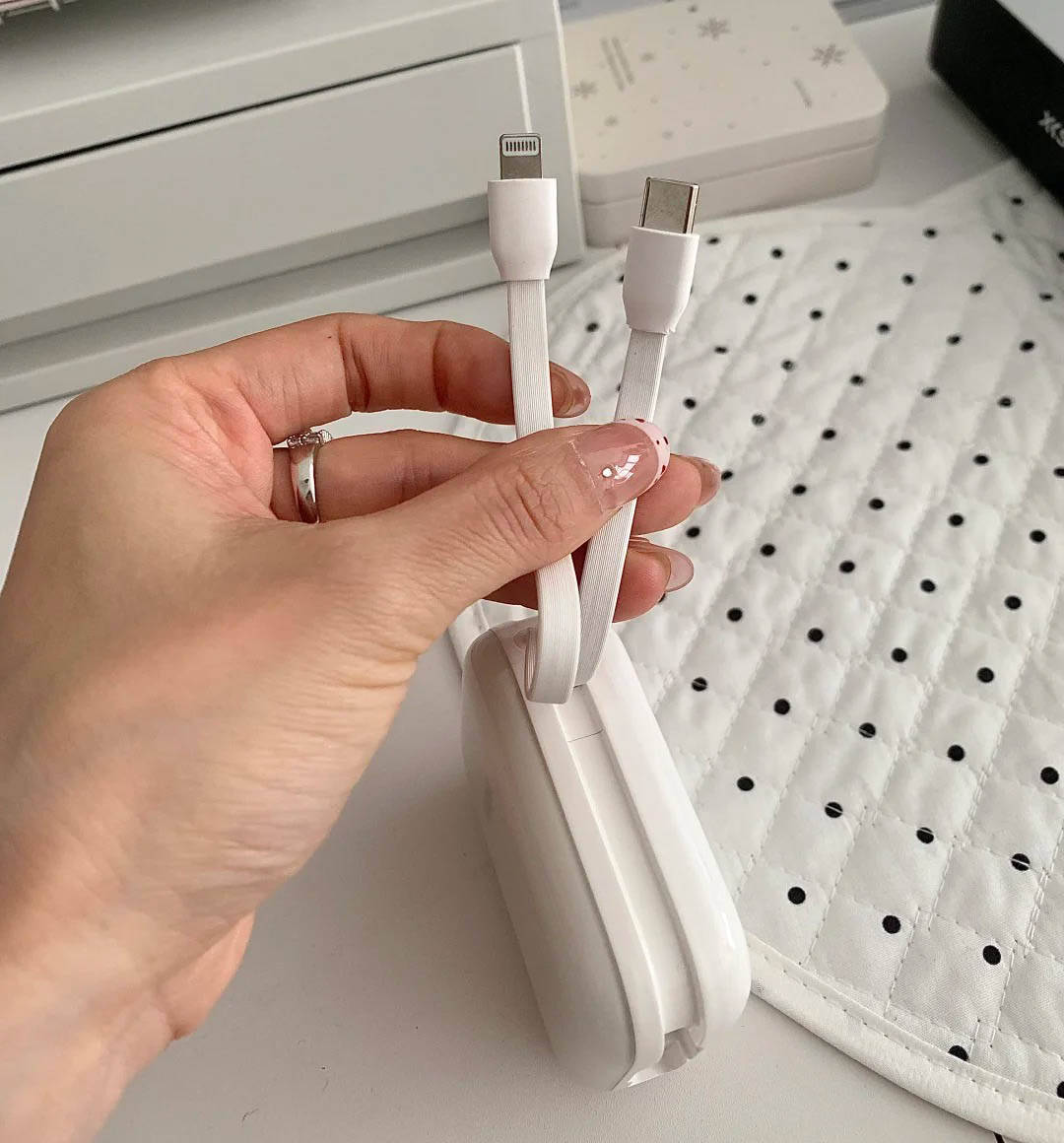 苹果充电宝推荐什么牌子？实测10款苹果充电宝不伤电池品牌，磁吸稳上飞机