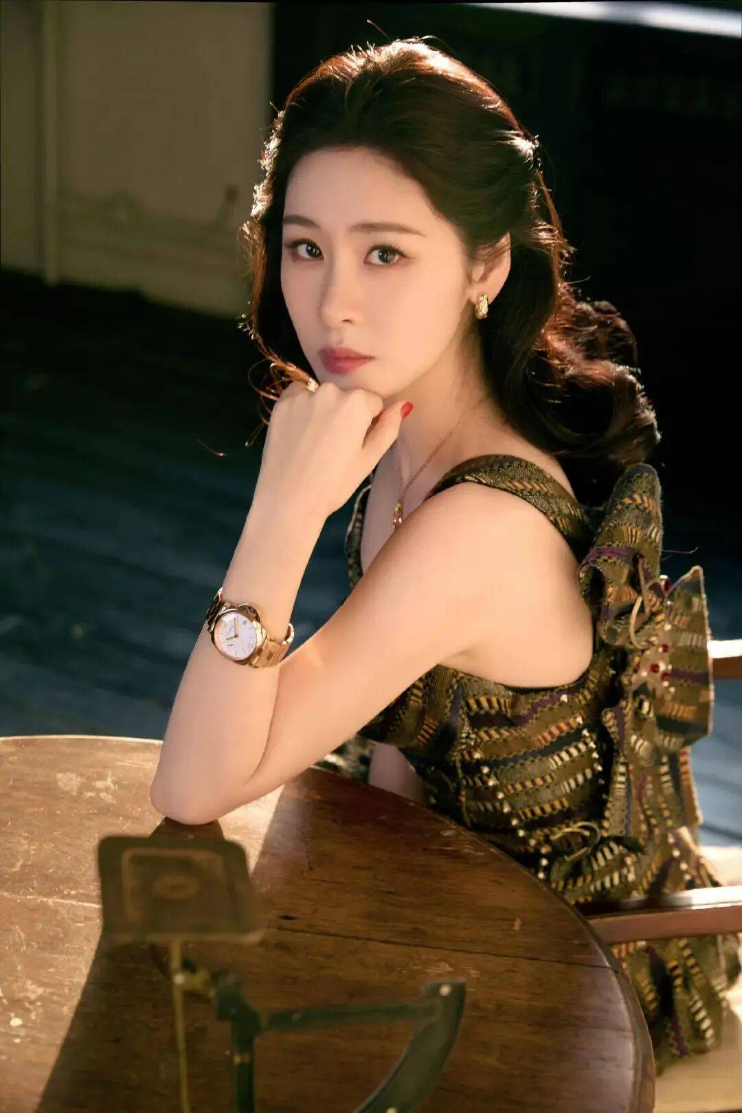 条纹长裙秀出曼妙曲线碎发轻垂慵懒又撩人
