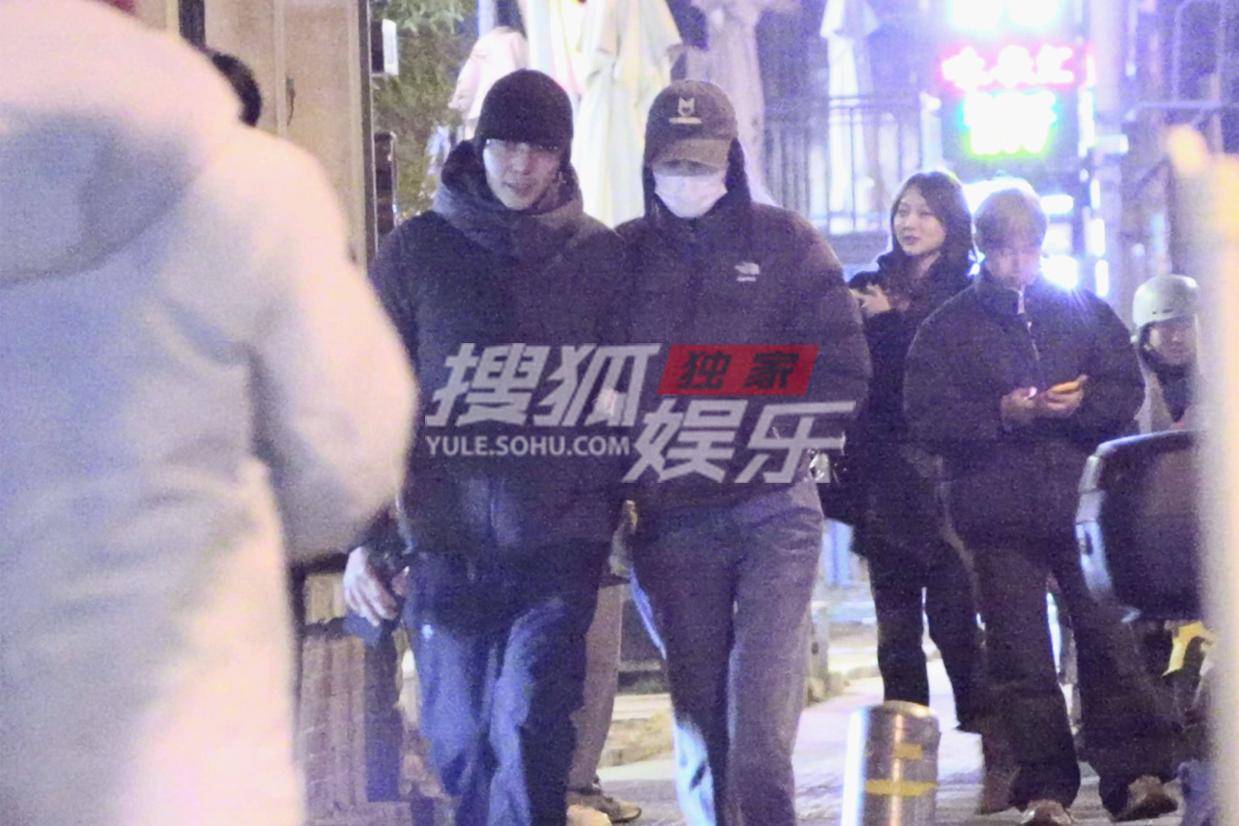 陈伟霆何穗夜晚浪漫散步 甜蜜指数爆表引热议