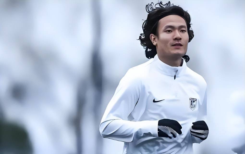 大连英博主力国脚后腰官宣确认！本月他将代表国家队踢世界杯附加赛，值得期待