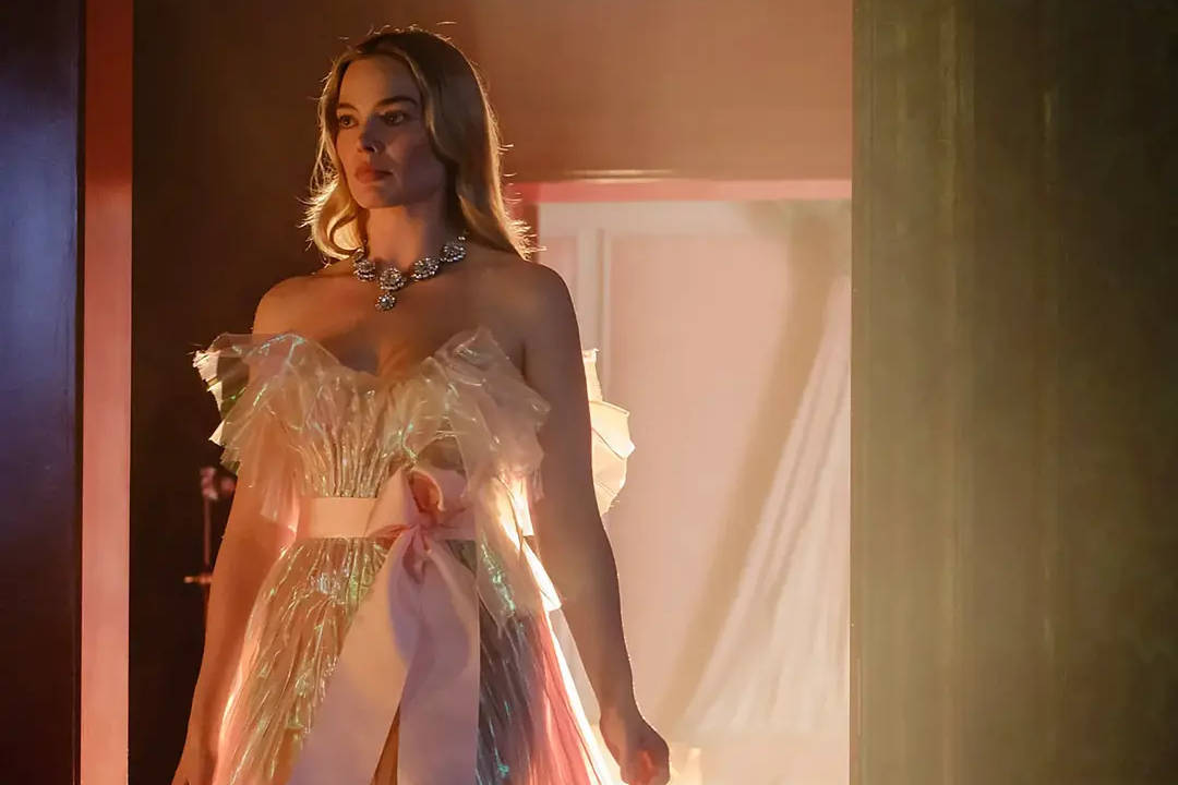 新版《呼啸山庄》口碑崩盘：大尺度改编为何沦为争议漩涡？