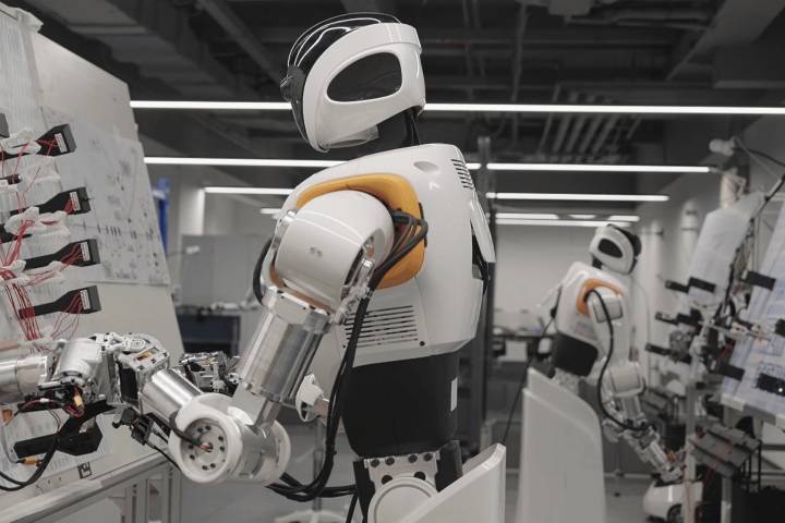 央视点赞！它石智航发布通用具身大模型AWE3.0，中国AI智造出圈