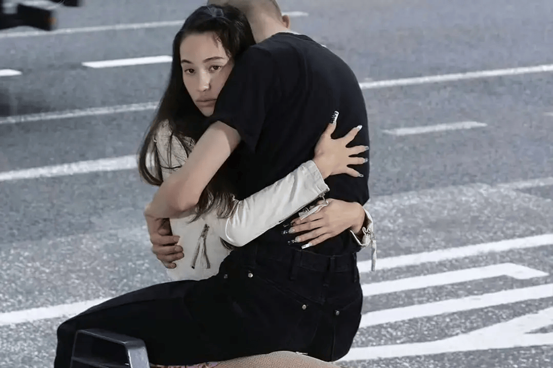 水原希子鞋履广告尺度引争议，网友直呼打擦边球