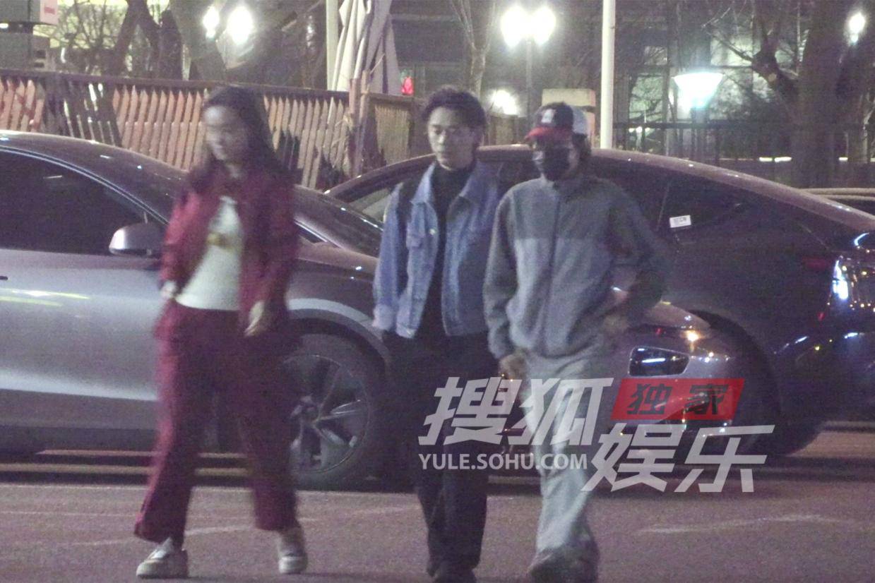 窦靖童自驾载友出游 随性穿搭尽显星二代独特魅力