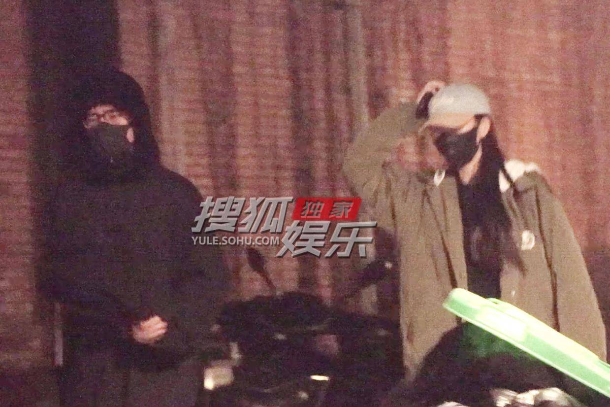 刘昊然黑衣低调赴陈思诚齐溪聚会，好友相聚引关注