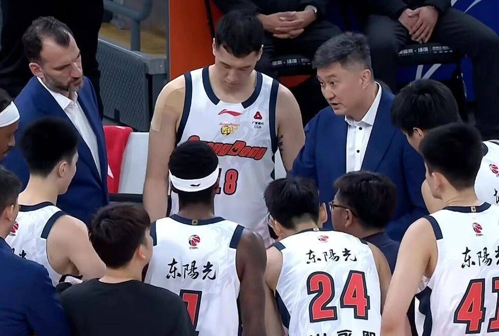 一针见血！杨鸣指出广东男篮两大问题，杜锋迷恋小阵容，用人问题明显