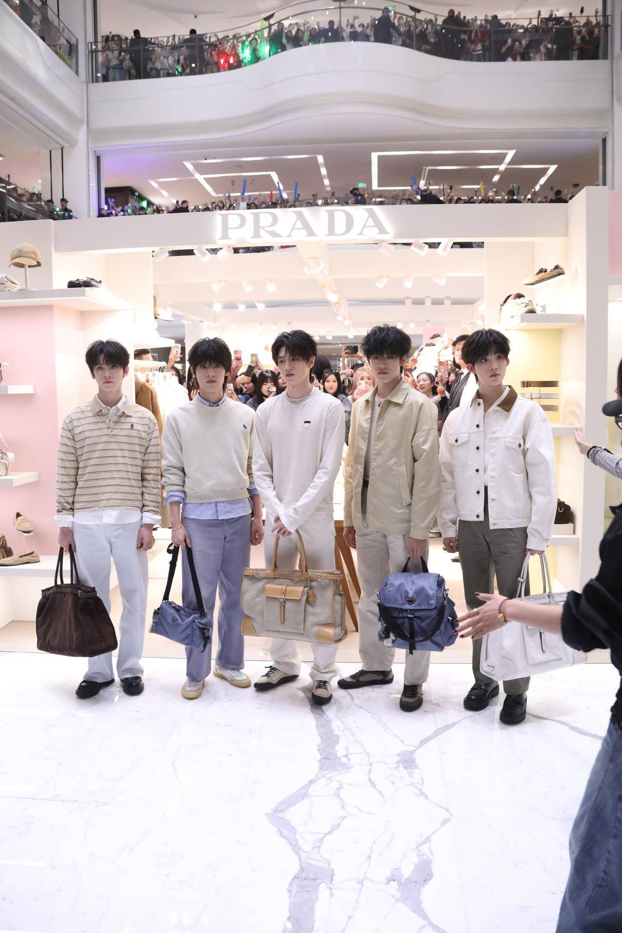 何穗、睢晓雯、TOP登陆少年齐聚品牌活动 白色穿搭演绎多样魅力