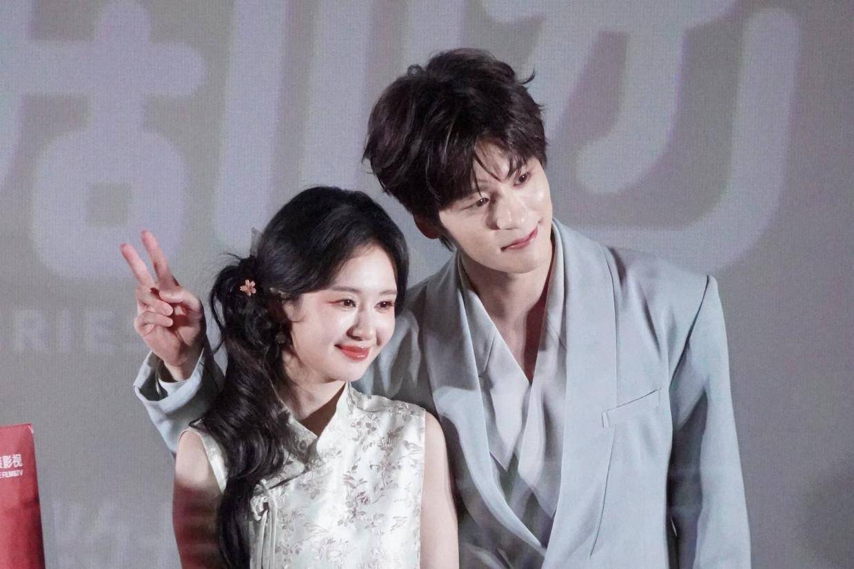 魏哲鸣郑合惠子追剧团活动甜蜜互动 跳海带舞牵手引爆全场