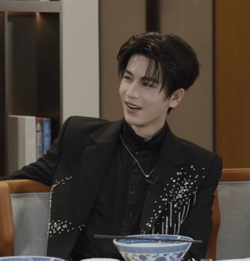 张凌赫回应身材消瘦:心里有数,更暖心提醒粉丝注意健康