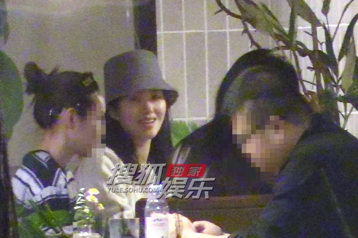 杨采钰深夜素颜聚会 颜值抗打引网友热议