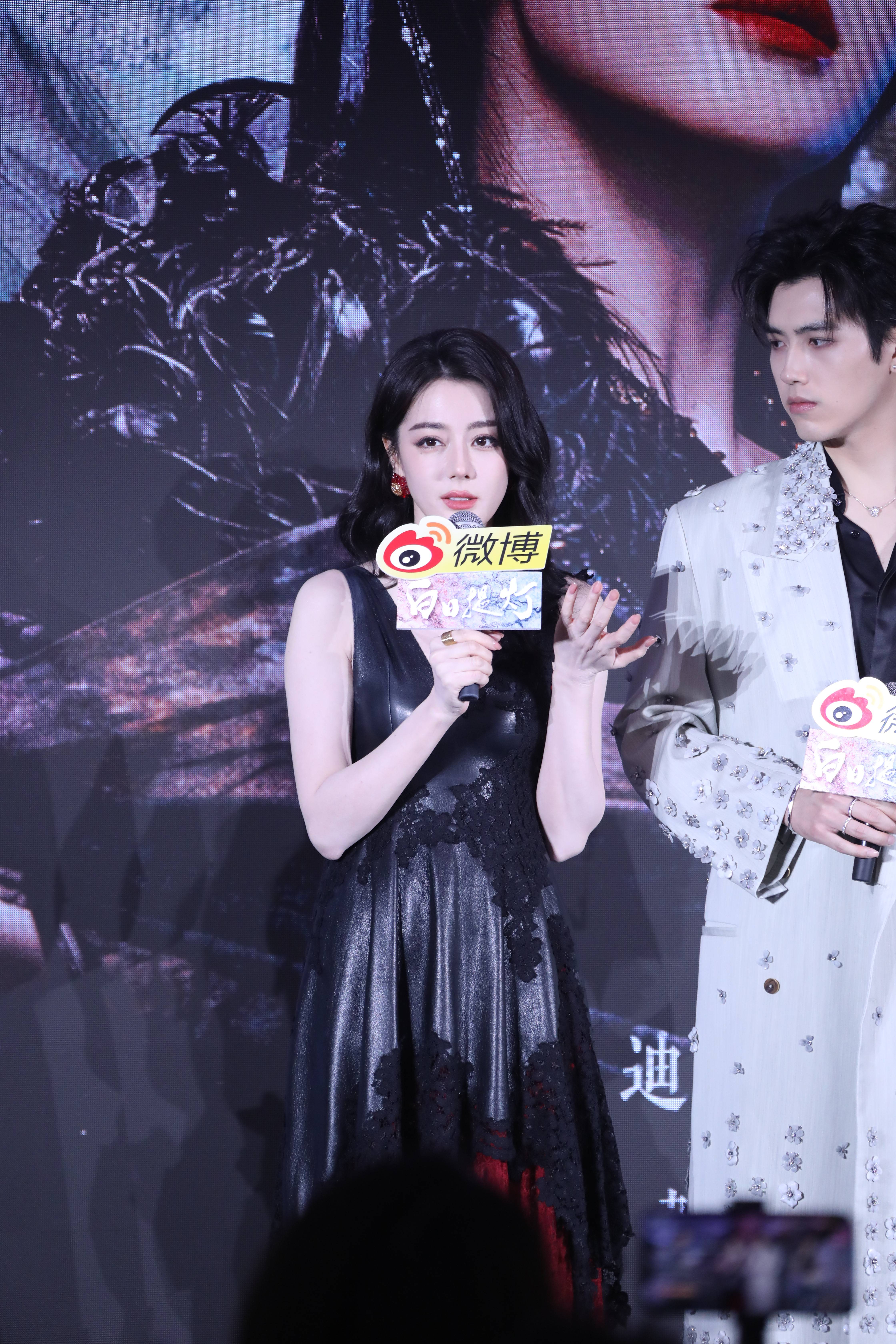 迪丽热巴陈飞宇甜蜜互动 合唱《我怀念的》重现《白日提灯》经典场景