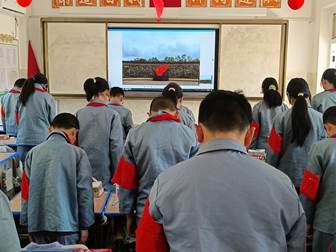 开展“缅怀革命先烈,赓续红色基因”主题班会,深入介绍革命历史。