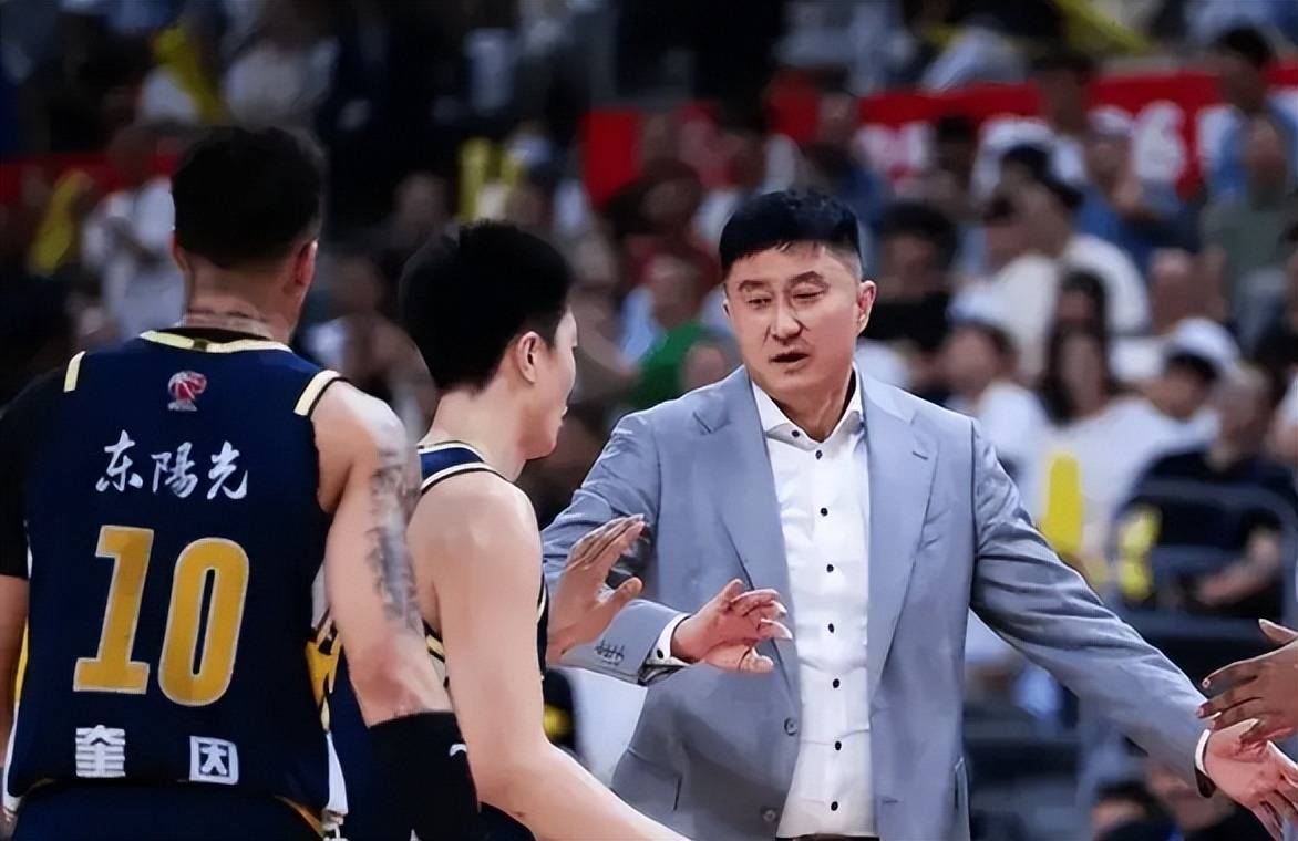 广东中意大外援遭截胡，辽宁新援抵达，赵睿意外受伤，山东捡到宝