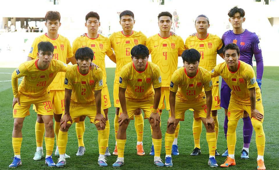 国足排名尴尬！被泰国逆袭反超，亚足联中排名跌至第15，被巴勒斯坦紧逼