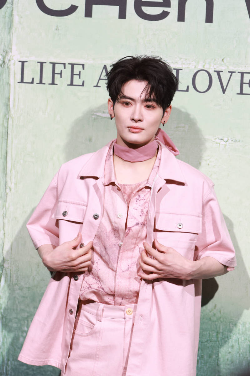 王子异陆柯燃闪耀上海时装周 力丸马伯骞等众星共庆品牌十周年