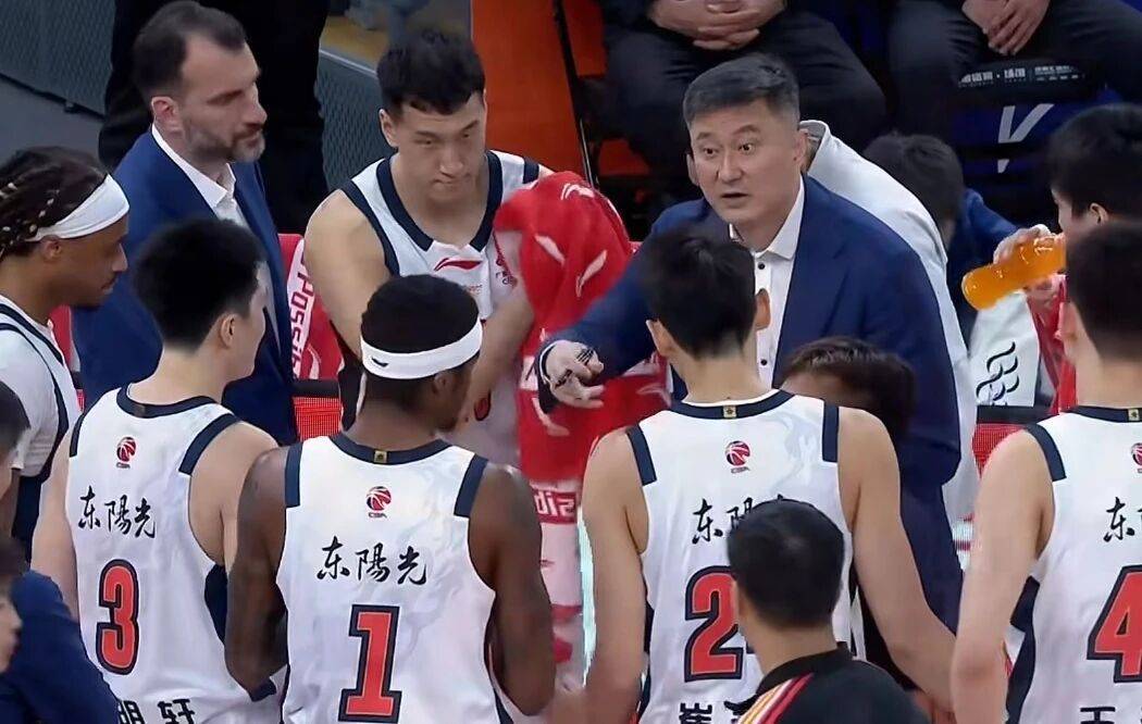 CCTV5+直播，广东男篮对阵卫冕冠军，后场优势明显，杜锋带队冲击三连胜