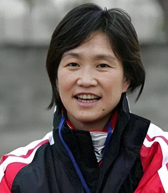 女足名宿曾夺6个亚洲杯冠军，嫁央视主持人，56岁仍拿全运会银牌