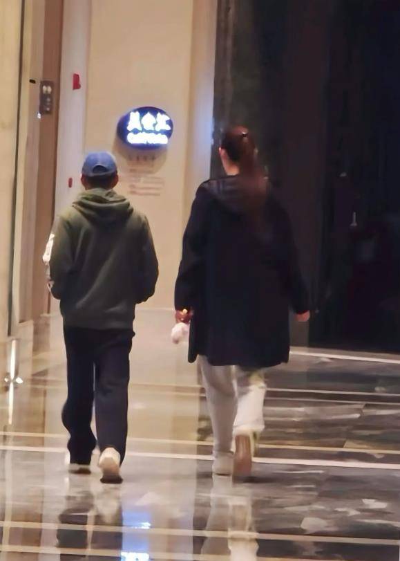 王宝强和女友开大G现身青岛，冯清本人又高又瘦，两人身高差吸睛 插图4