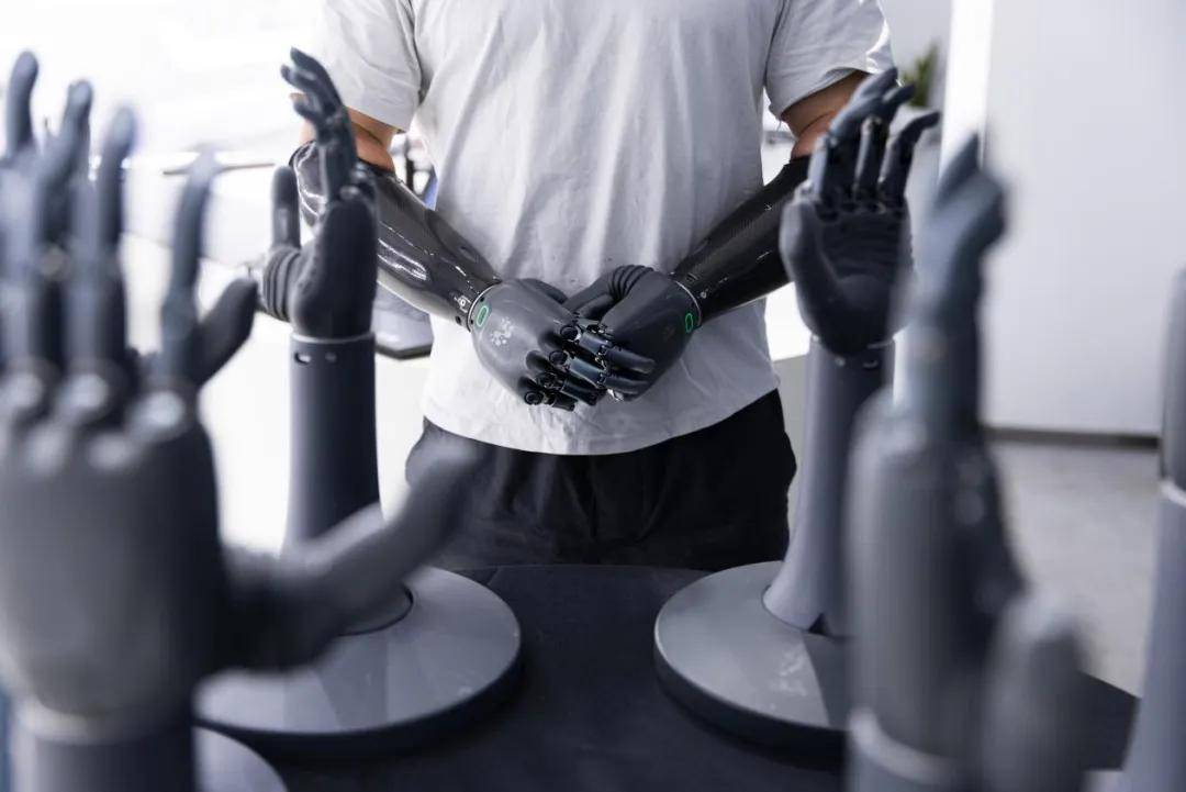 活动超越人手，触觉全掌覆盖，强脑科技发布新一代灵巧手 Revo 3