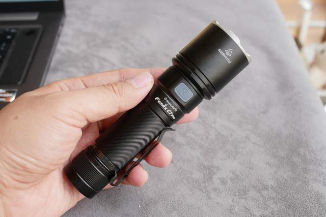 点亮黑暗的硬核伙伴——菲尼克斯C7 Pro全能强光手电深度体验