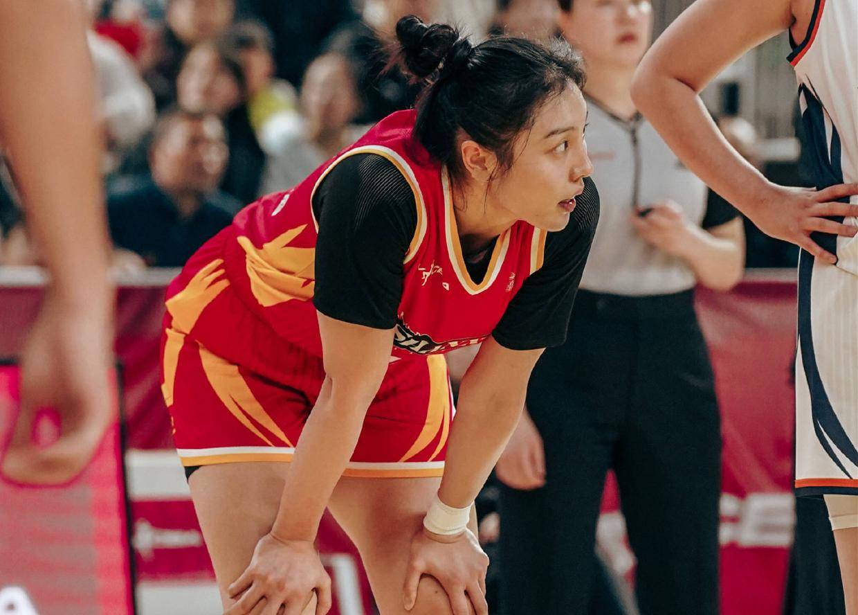 恭喜！中国女篮26岁1米86悍将再进总决赛，微笑放话：有信心拿冠军