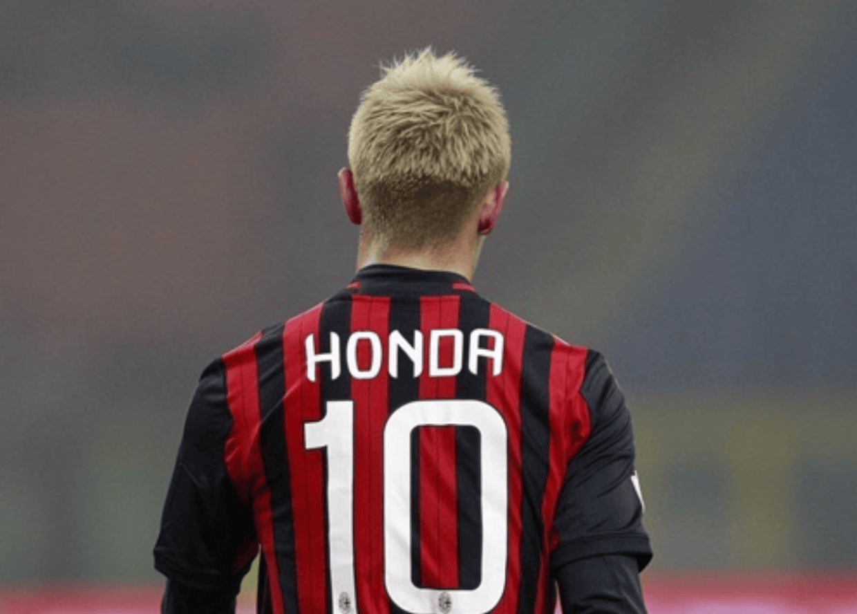 前米兰10号退役后复出！40岁踢遍12个国家联赛，与国足救星成队友