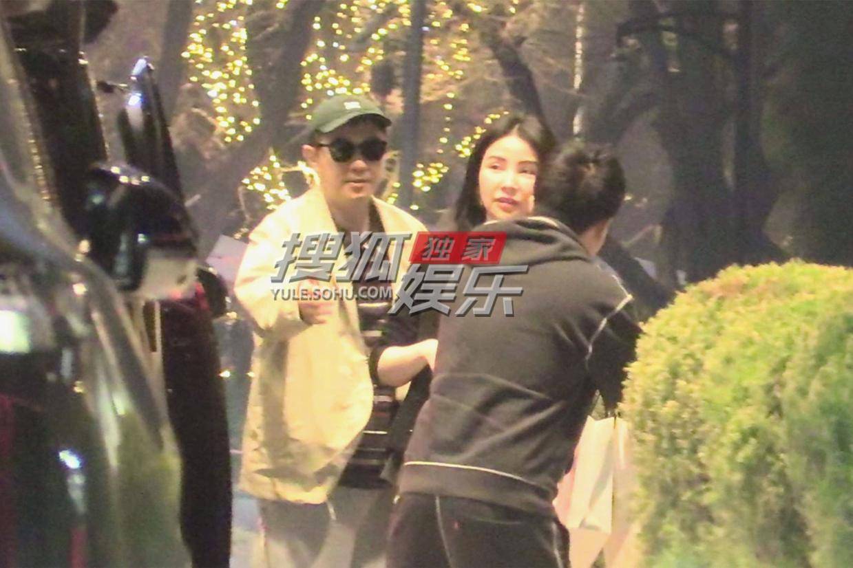 独家揭秘:大鹏夫妇酒店会友 伴手礼尽显温馨情谊