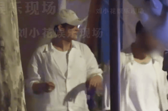 黄景瑜王玉雯同乘回酒店 男方整夜未离次日再现身