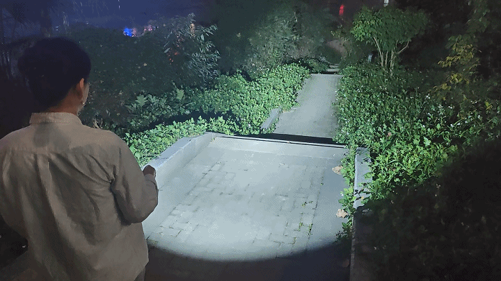 菲尼克斯E06R PRO RG手电：高性能三光源双控，探索光的无限可能