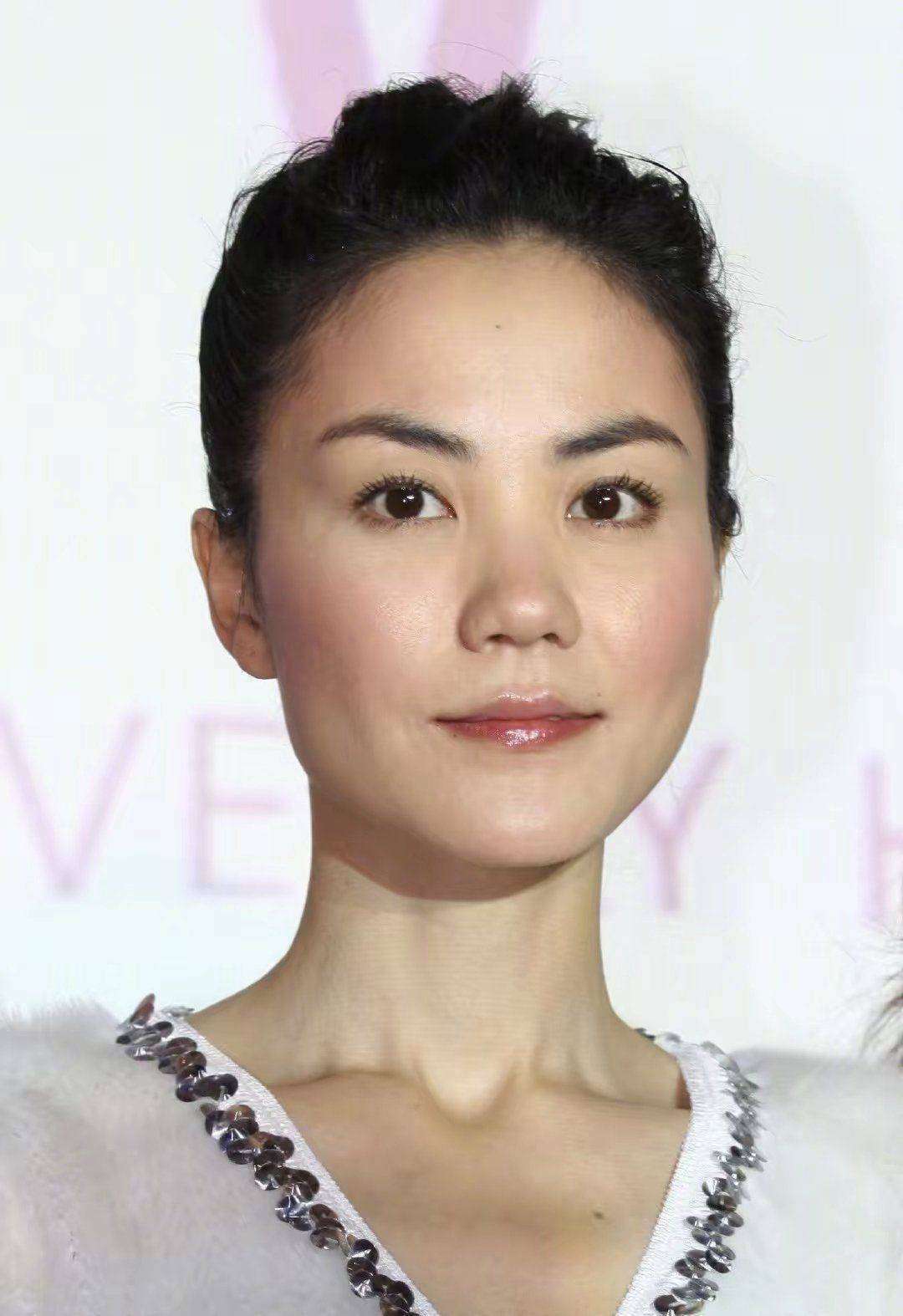 56岁王菲近照惊呆网友丸子头嫩成30岁同行人竟不是谢霆锋?