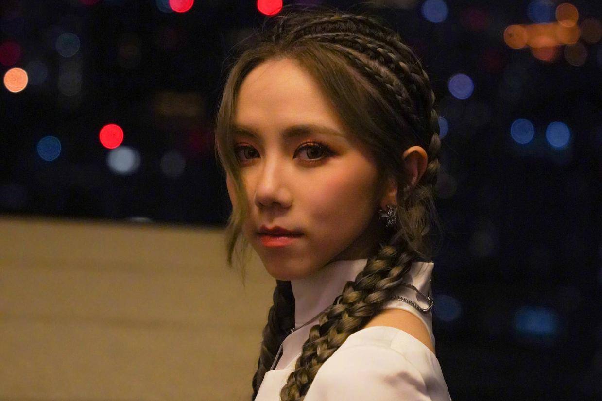 邓紫棋首部小说《启示路》斩获2025刀锋图书奖，激动发文感恩