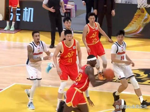 广东男篮签下老熟人拉科塞维奇，奎因必留，弃1人不可惜，他和徐杰争球权