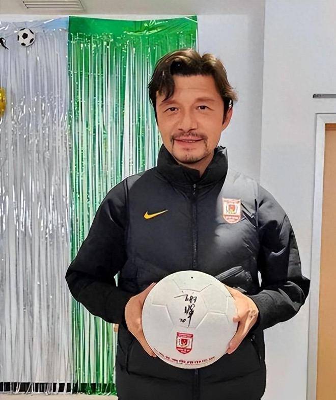 51岁前国脚现状：财富自由，亮相新岗，与小16岁外国娇妻儿女双全