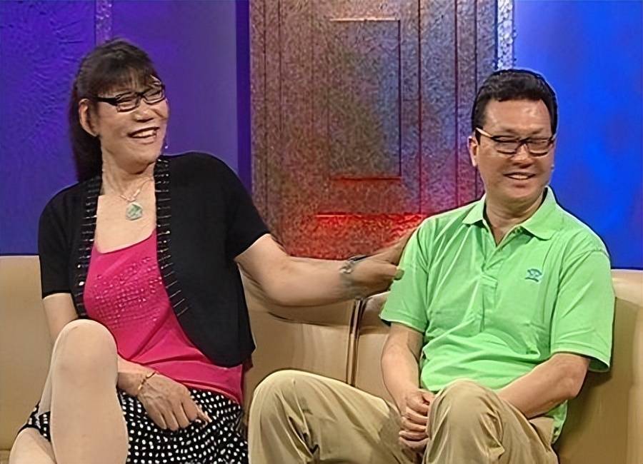 身高2.06米的女篮运动员郑海霞，因运动过量，双腿变形不能跑步