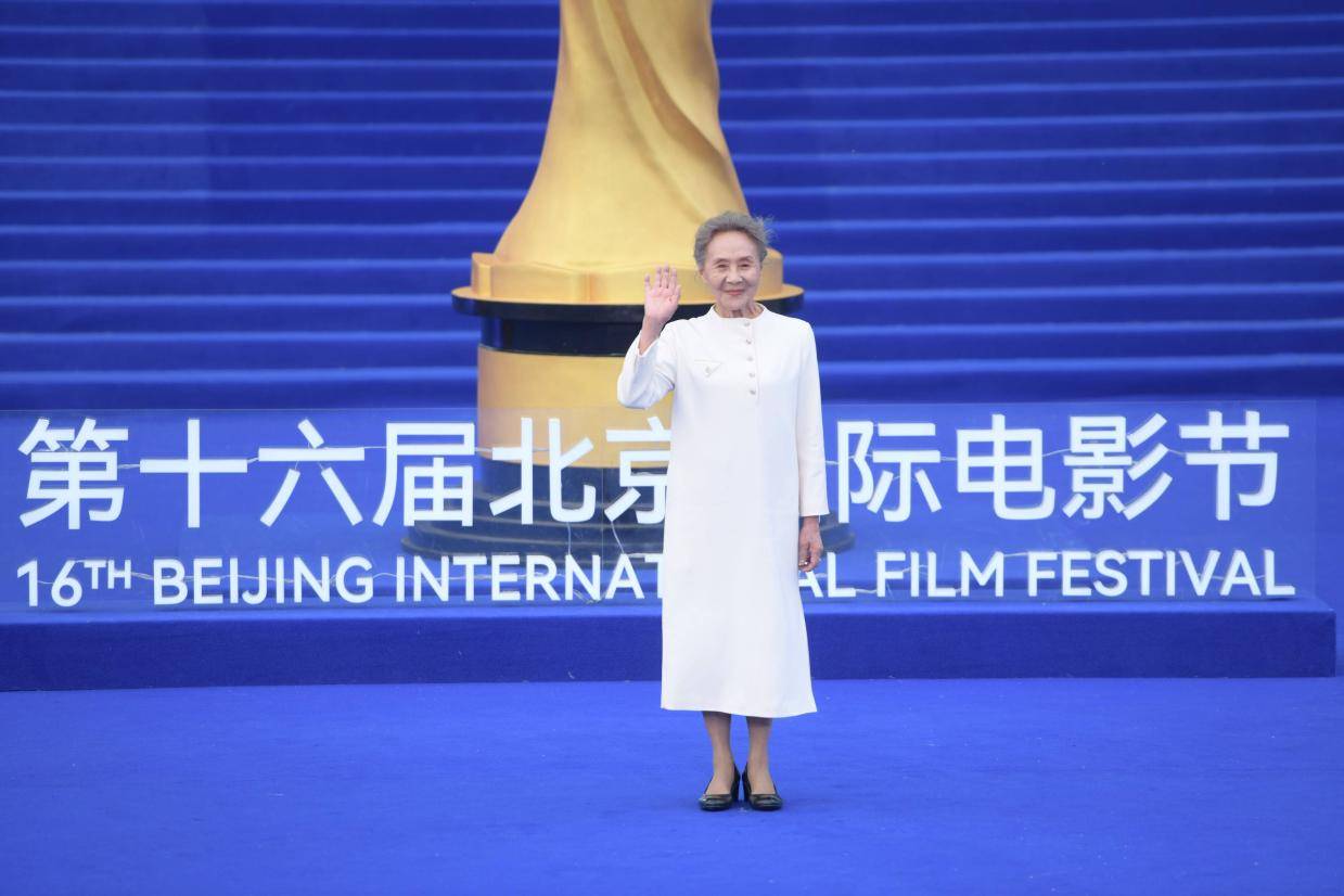 第十六届北京国际电影节闭幕 吴彦姝叶童等众星红毯闪耀