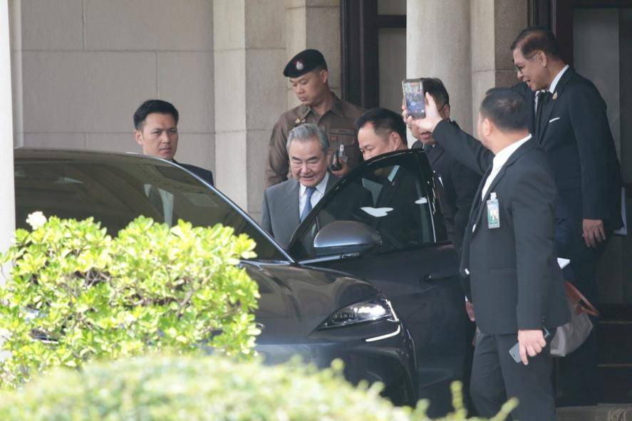 中国外交部长乘坐泰国总理的比亚迪海狮07