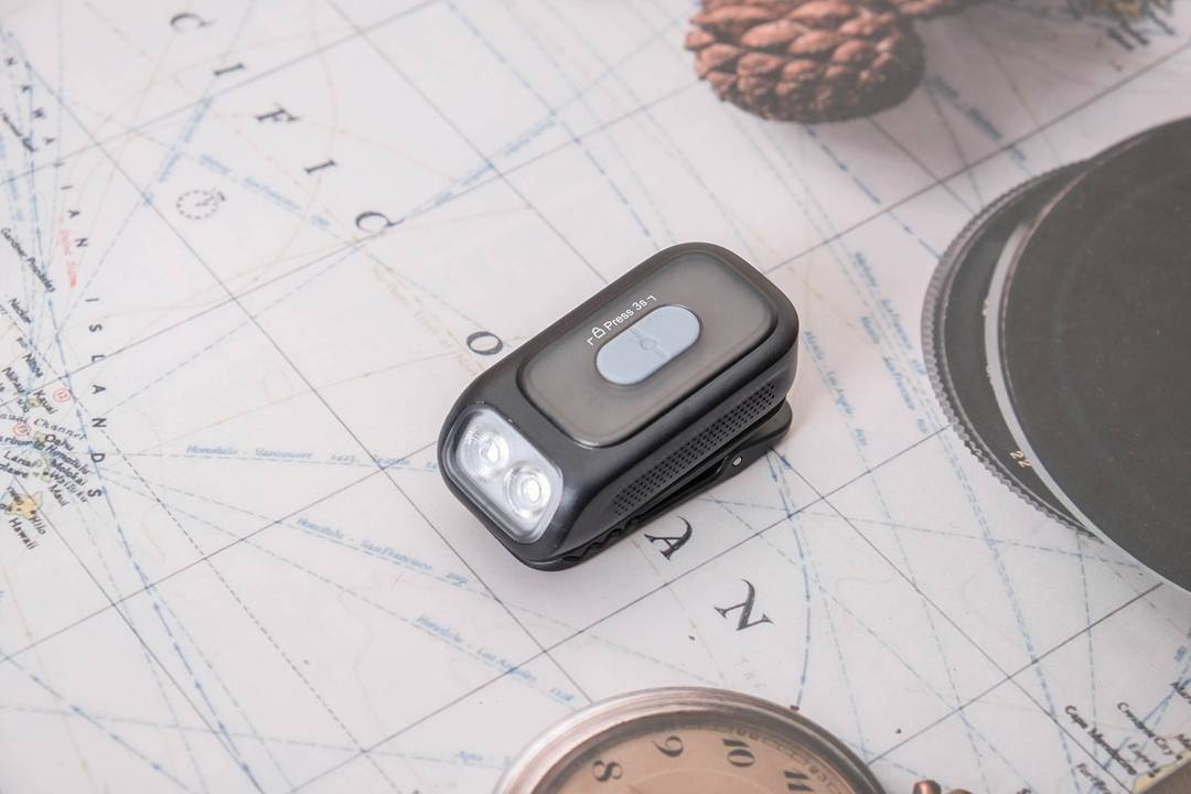 Fenix E04R体验：300流明加红蓝闪，87小时长续航，小身材真大本事