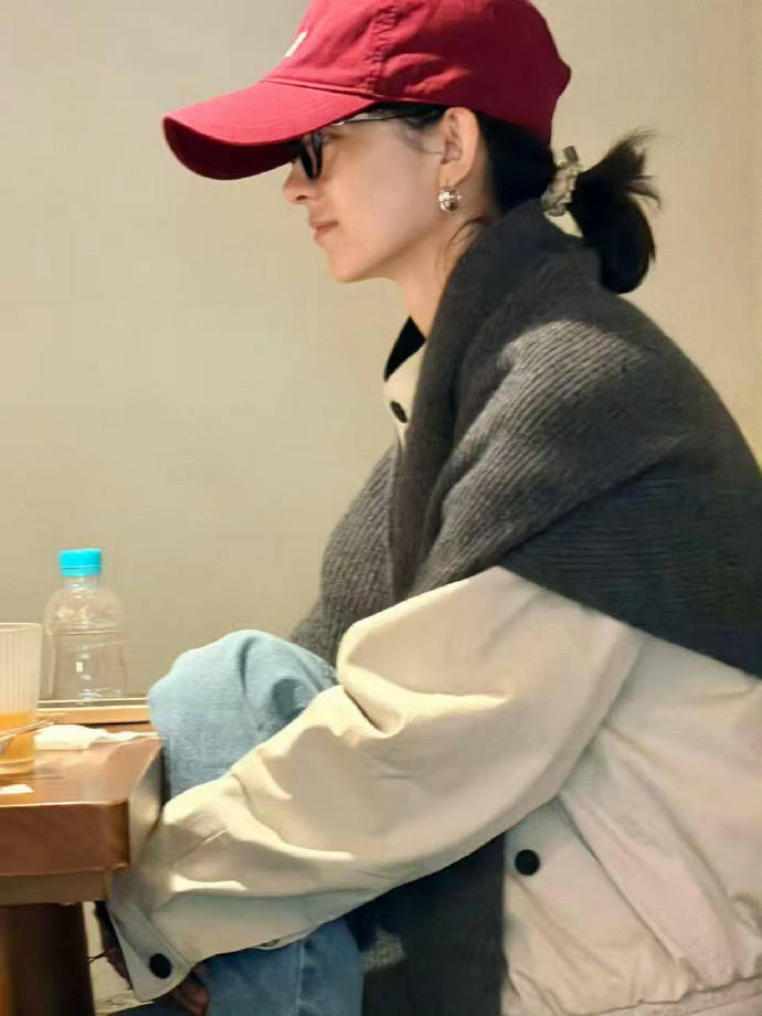 赵丽颖上海咖啡馆素颜现身 红色帽子配黑框眼镜尽显自然美