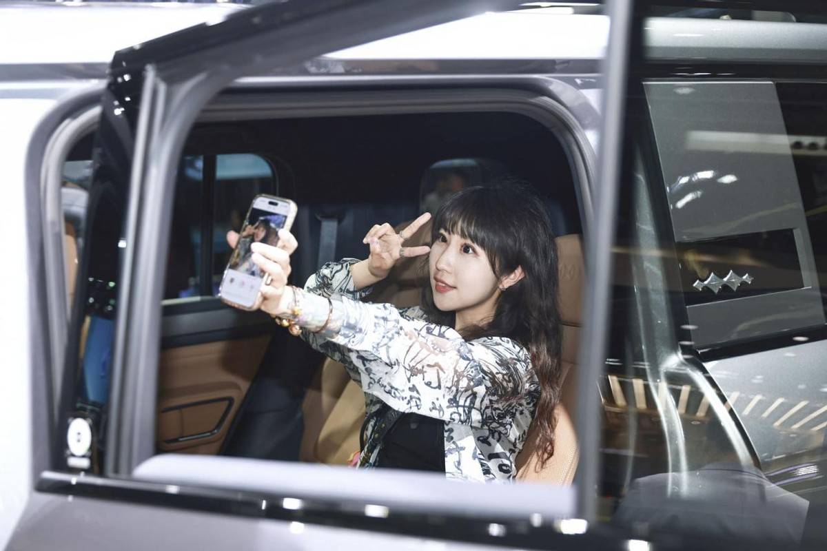 《霸屏北京车展！比亚迪E3馆火到国外，全场C位实锤》