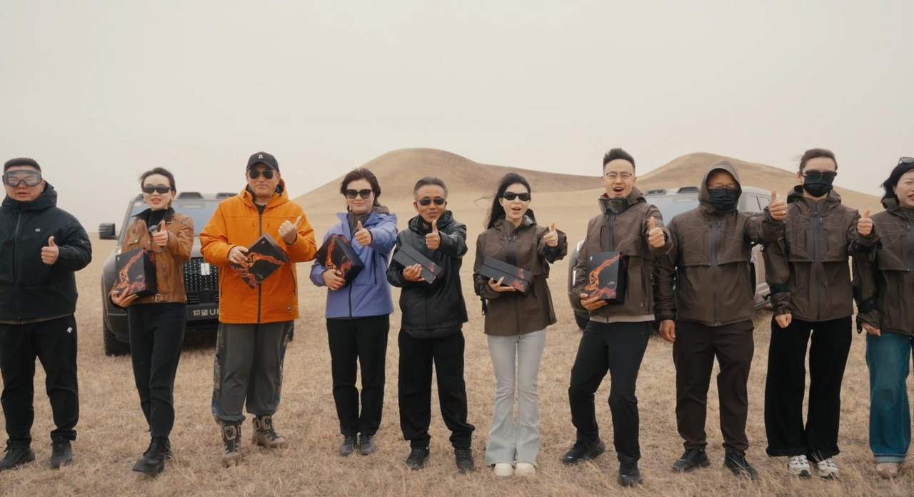 在火山口提车？王志飞刚拿到仰望U8就“开骂”了：这路太无聊！