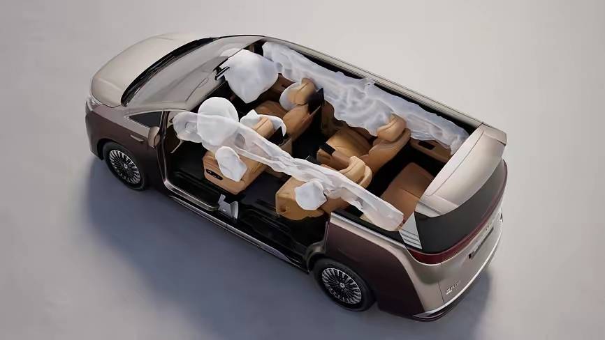 知名设计师万宝宝成首位车主！35.98万起续航800公里，这台国产MPV让埃尔法不香了！