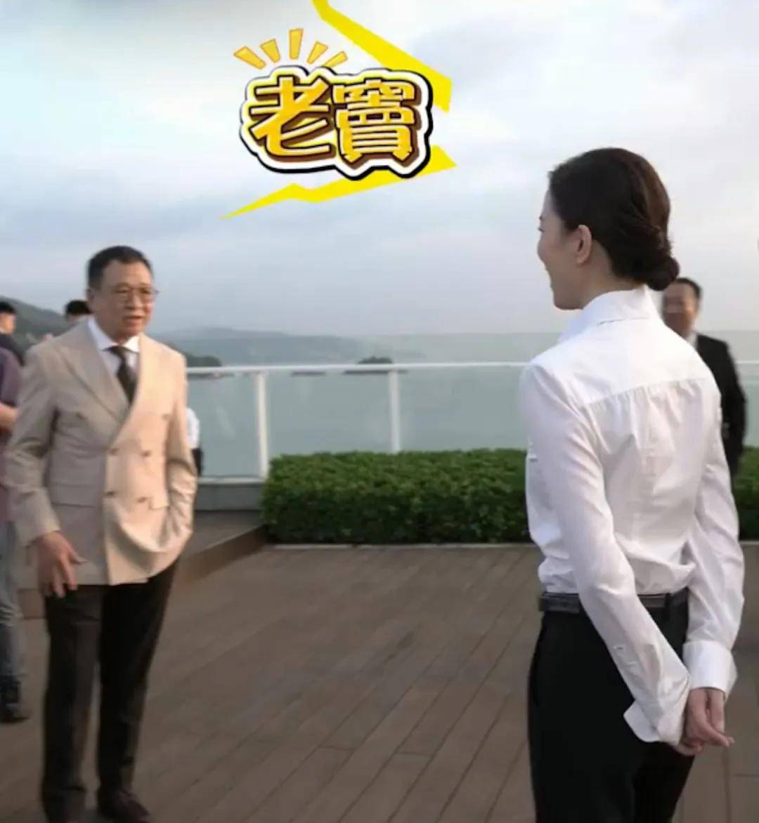佘詩曼一見面許紹雄就開心肠高呼「老竇」。（TVB）