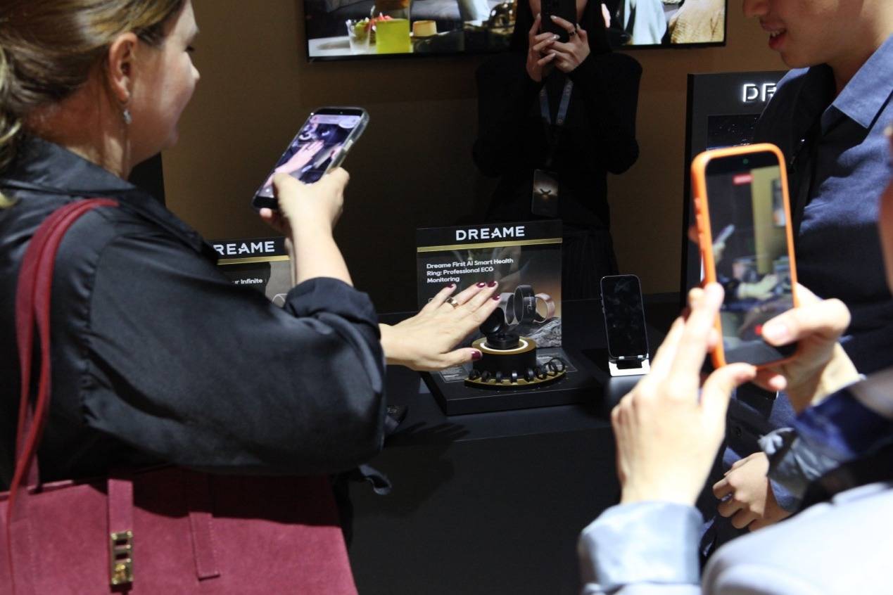 《追觅AI智能戒指亮相硅谷——硬核技术引领下一代智能穿戴，一戒“戴”领生活新方式！》