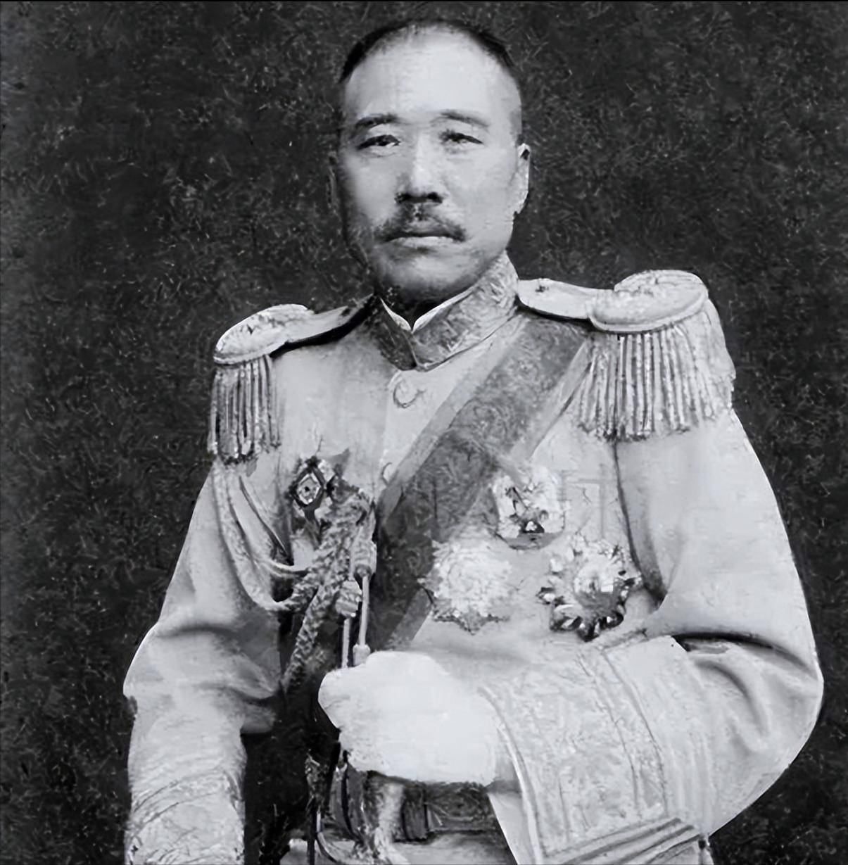 1905年王维勤被活剐凌迟时一张罕见留影面向人群一脸的绝望