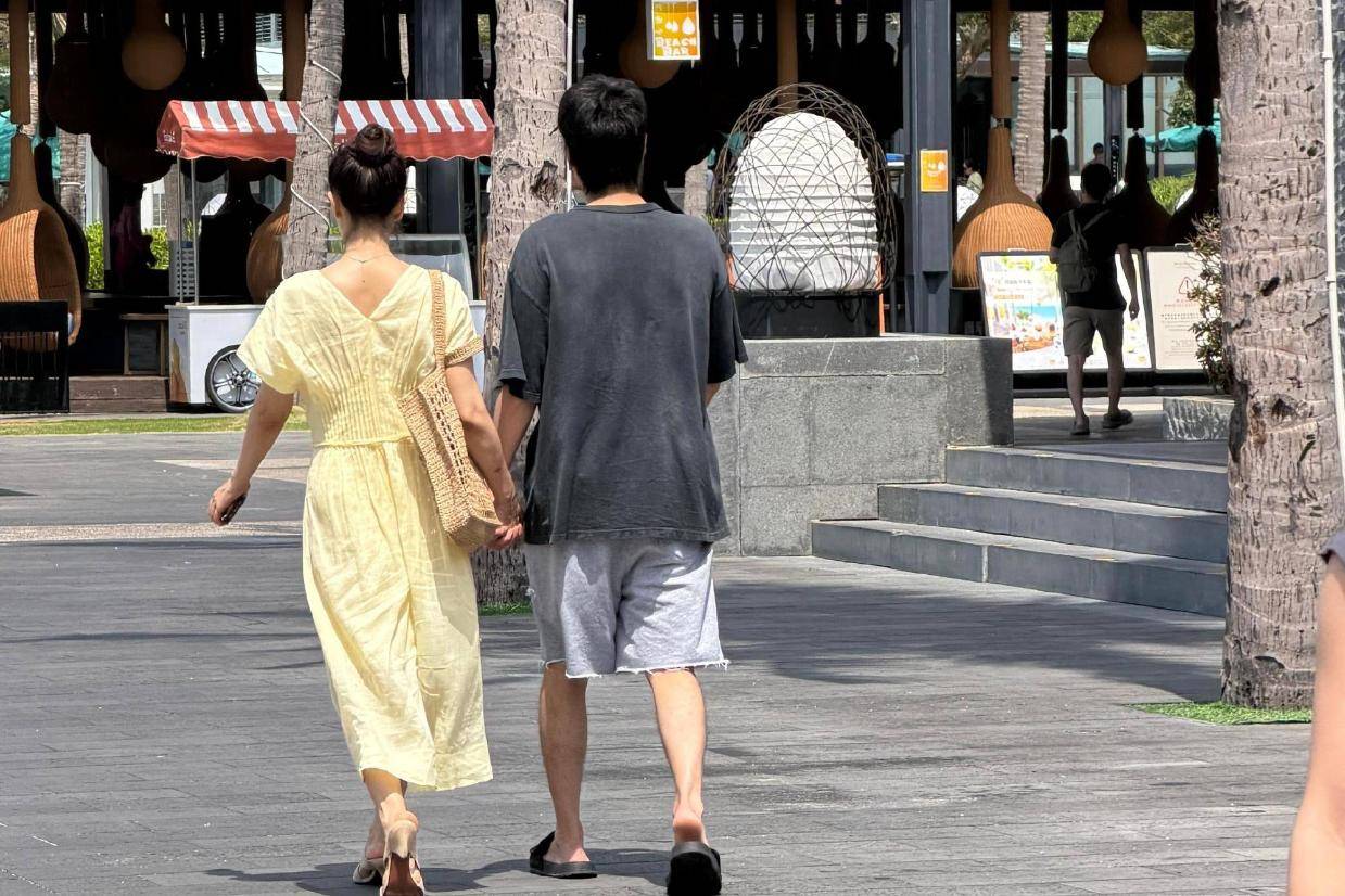 高圆圆赵又廷三亚街头甜蜜牵手，回顾两人爱情历程