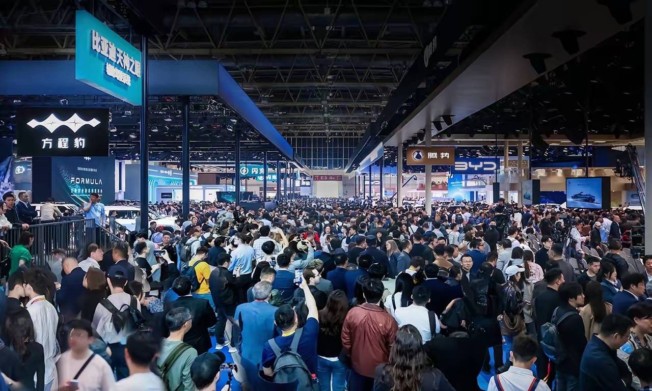 北京车展惊现奇观：老外扎堆E3馆不肯走！中国硬核技术赢得世界瞩目