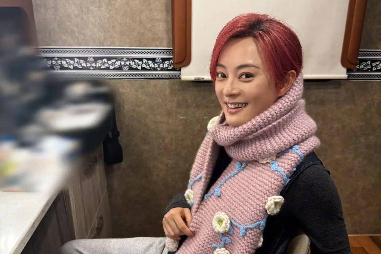 孙俪邓超为女儿小花庆生，手工围巾尽显父母爱