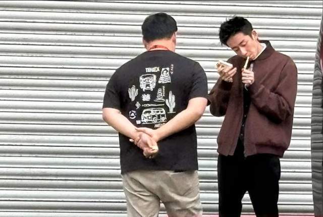 英媒：吴宜泽吞云吐雾照片让老球迷更喜欢，他风格很像飓风希金斯